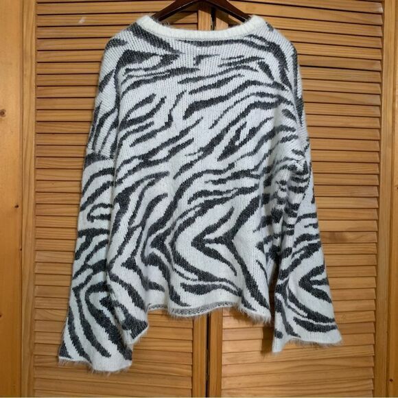 NWT Daytrip Buckle Bell Sleeve Sweater size XL - Picture 6 of 6